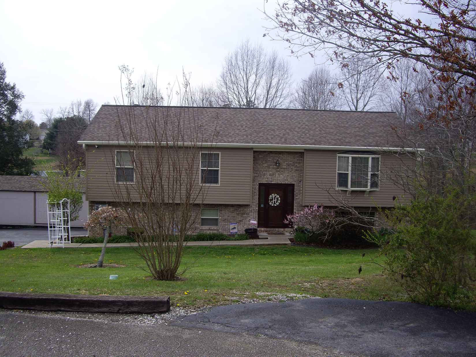 208 Carnation Dr  