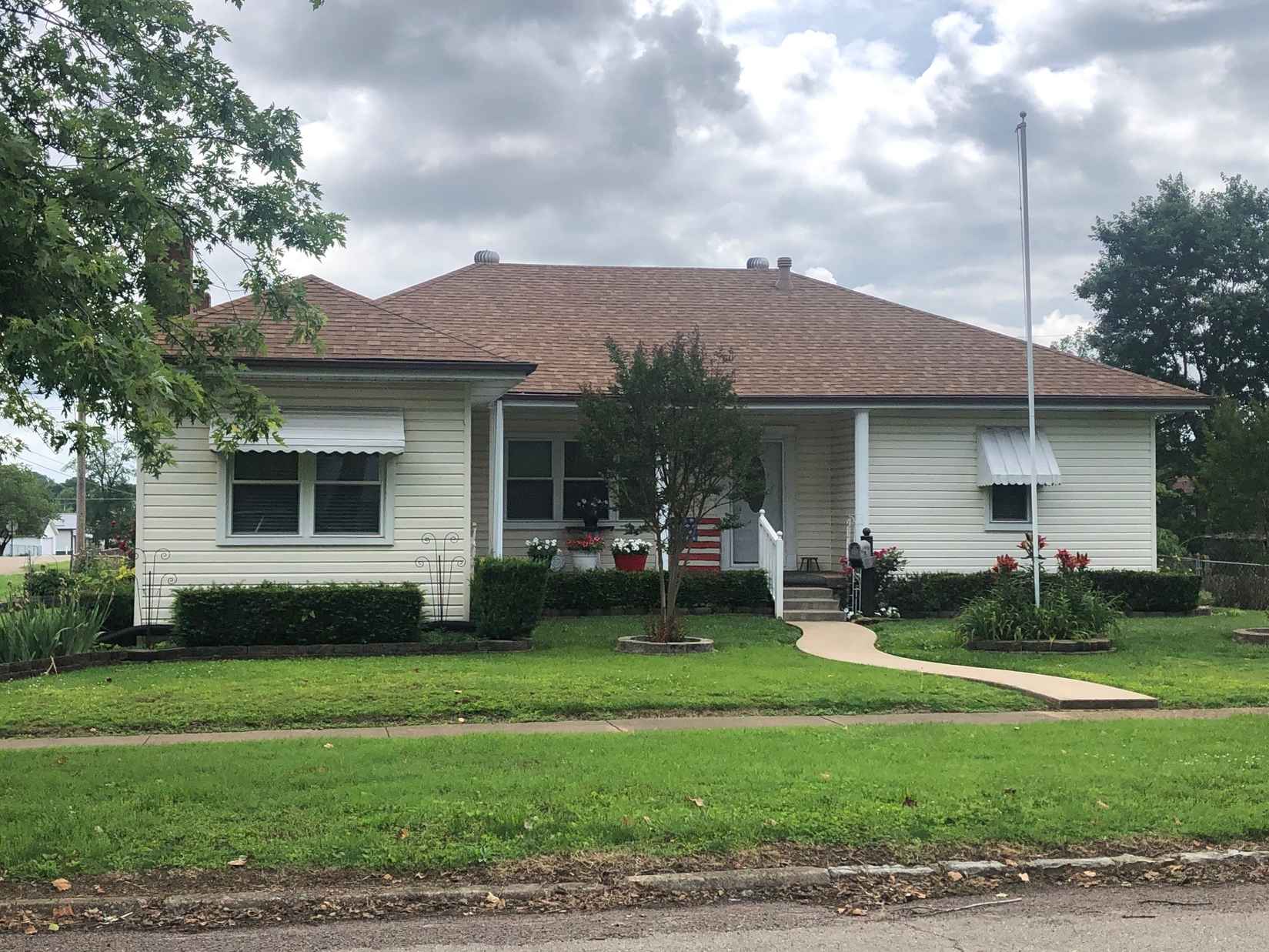 100 S Country Ln  