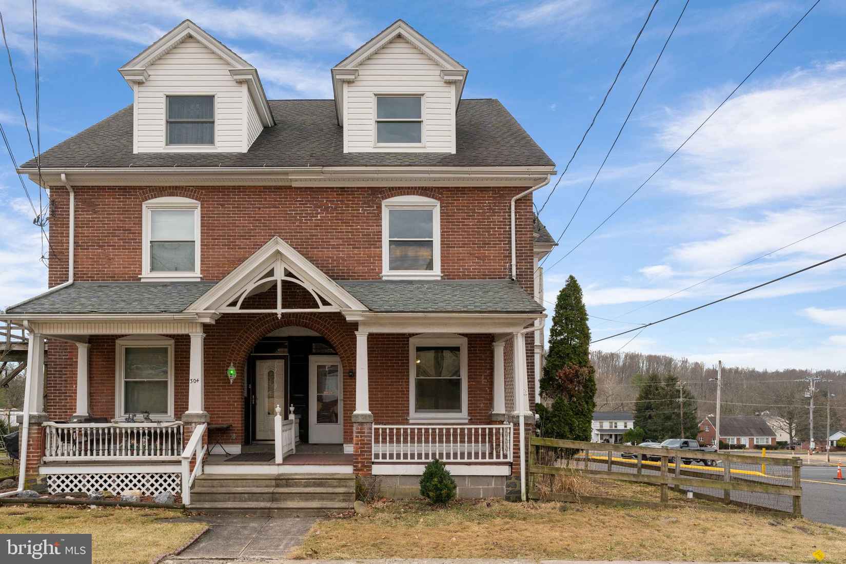 300 MAIN St  