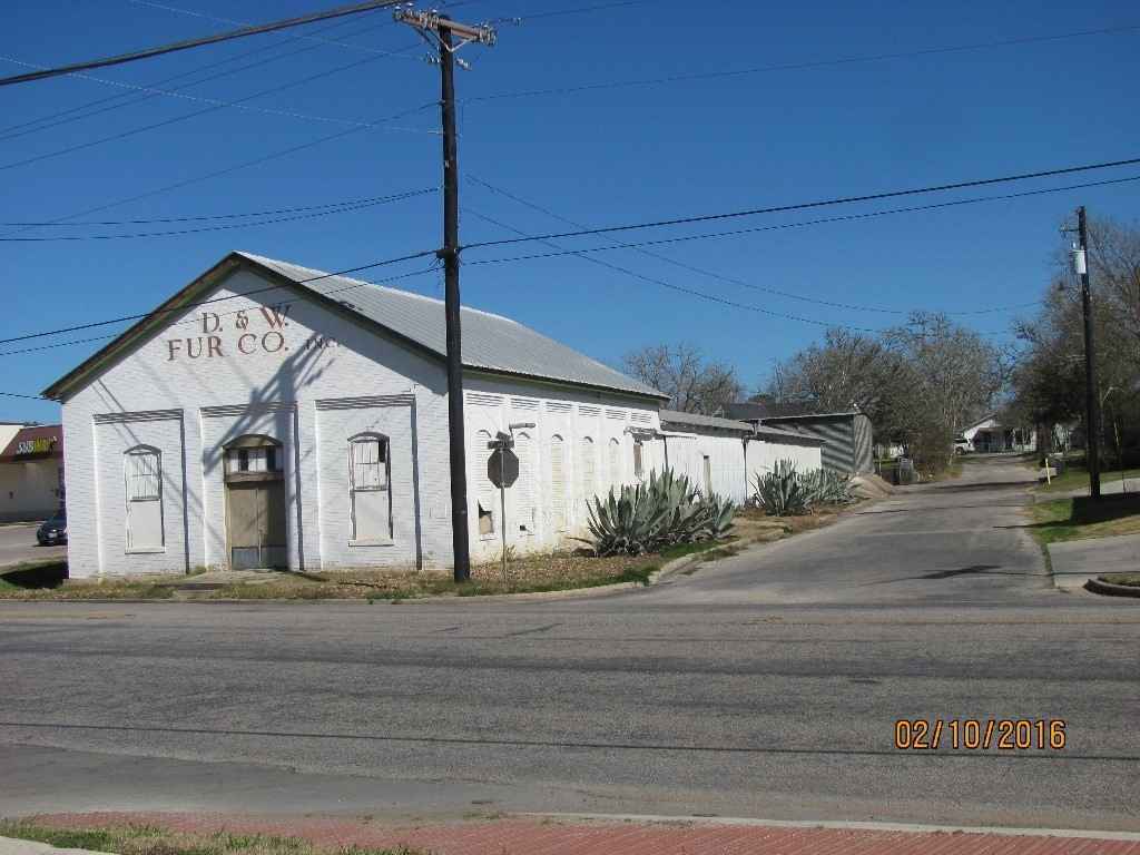 400 N Texana  