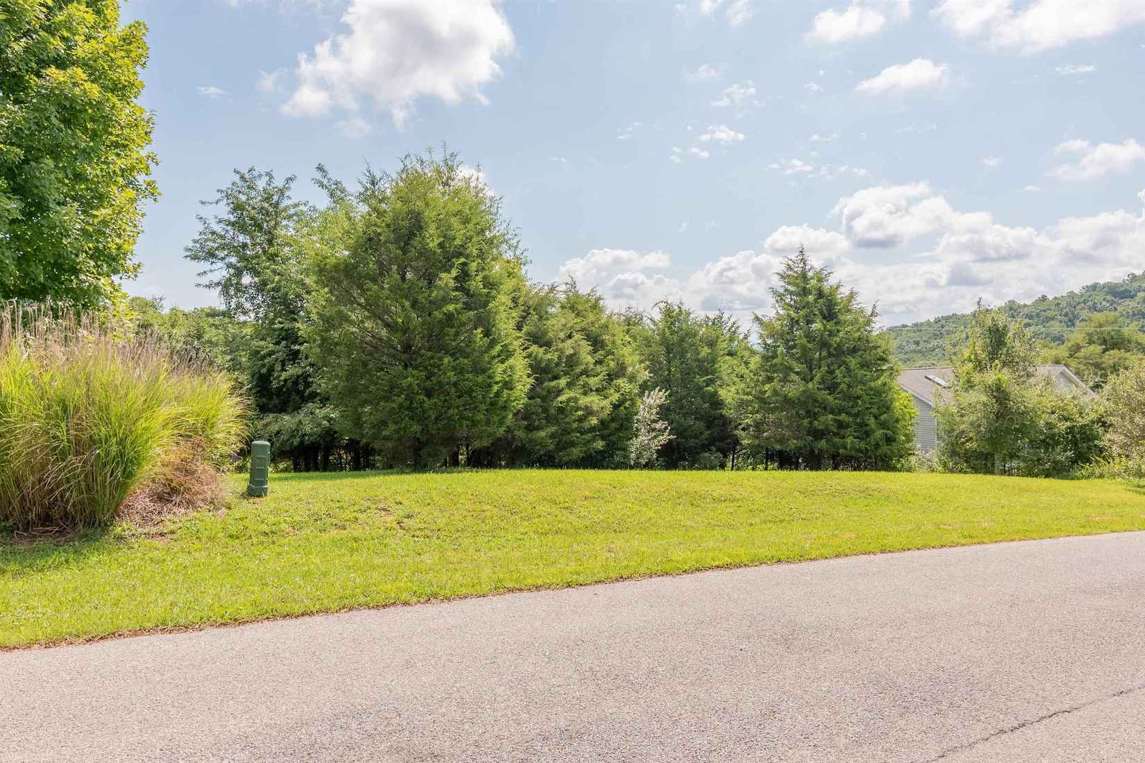 861 CRESTWOOD Dr  