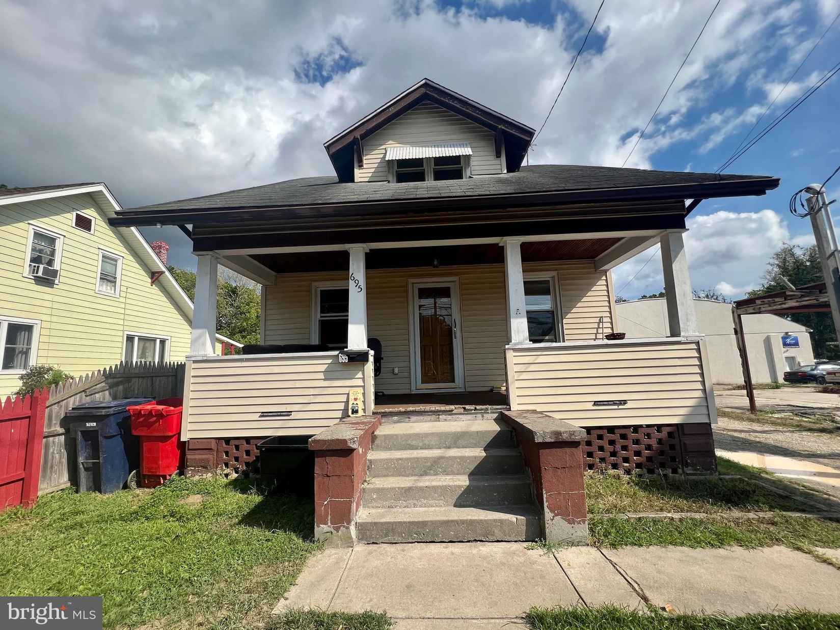 695 N PEARL St  