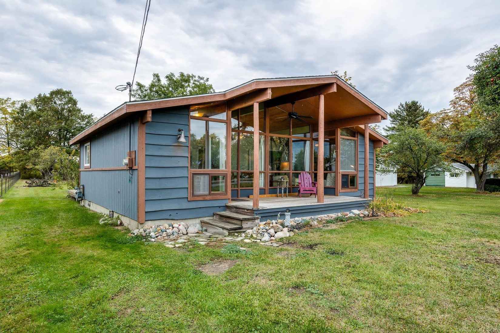 2133 N Lakeshore  