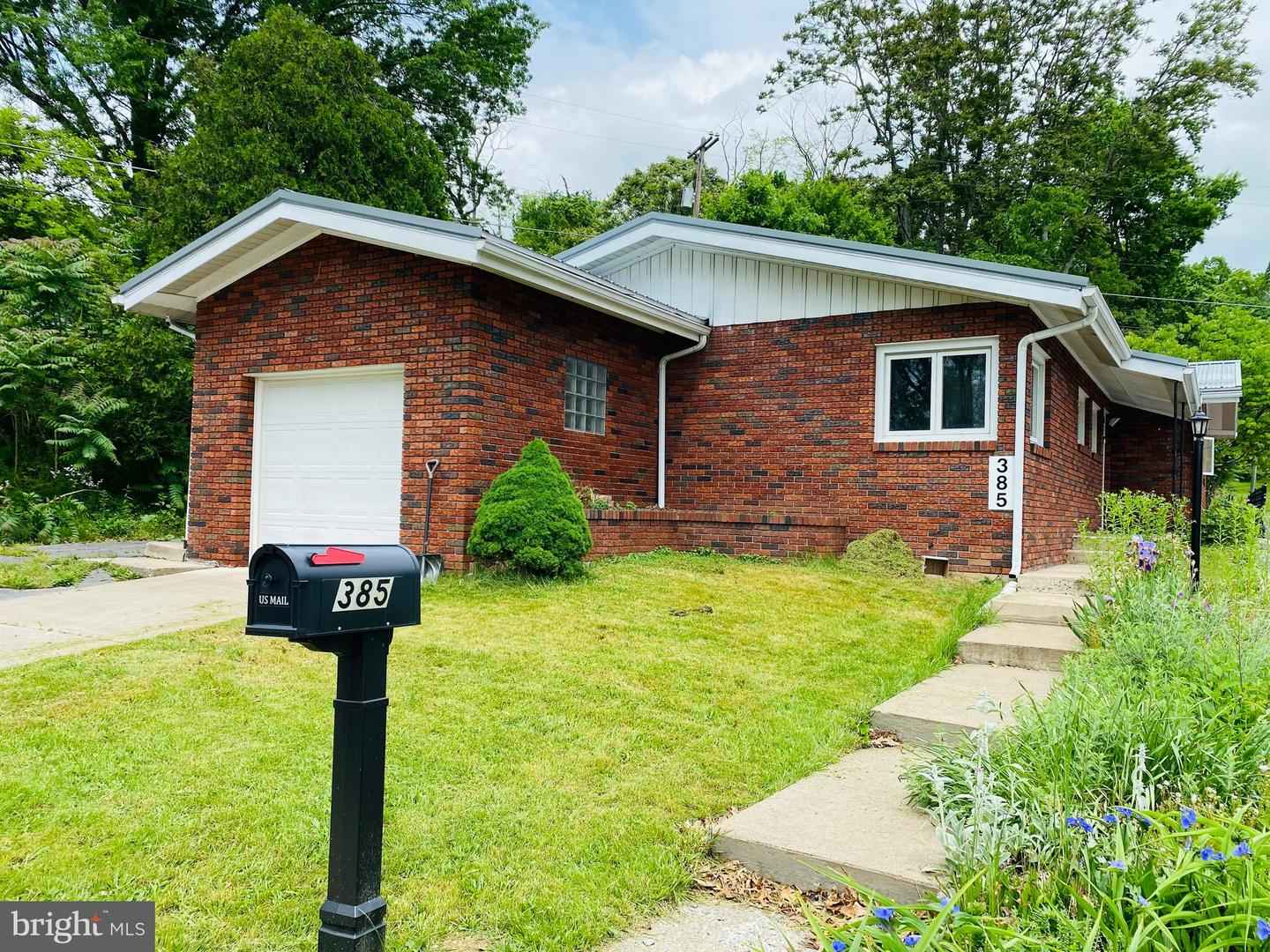 385 W 5th St  
