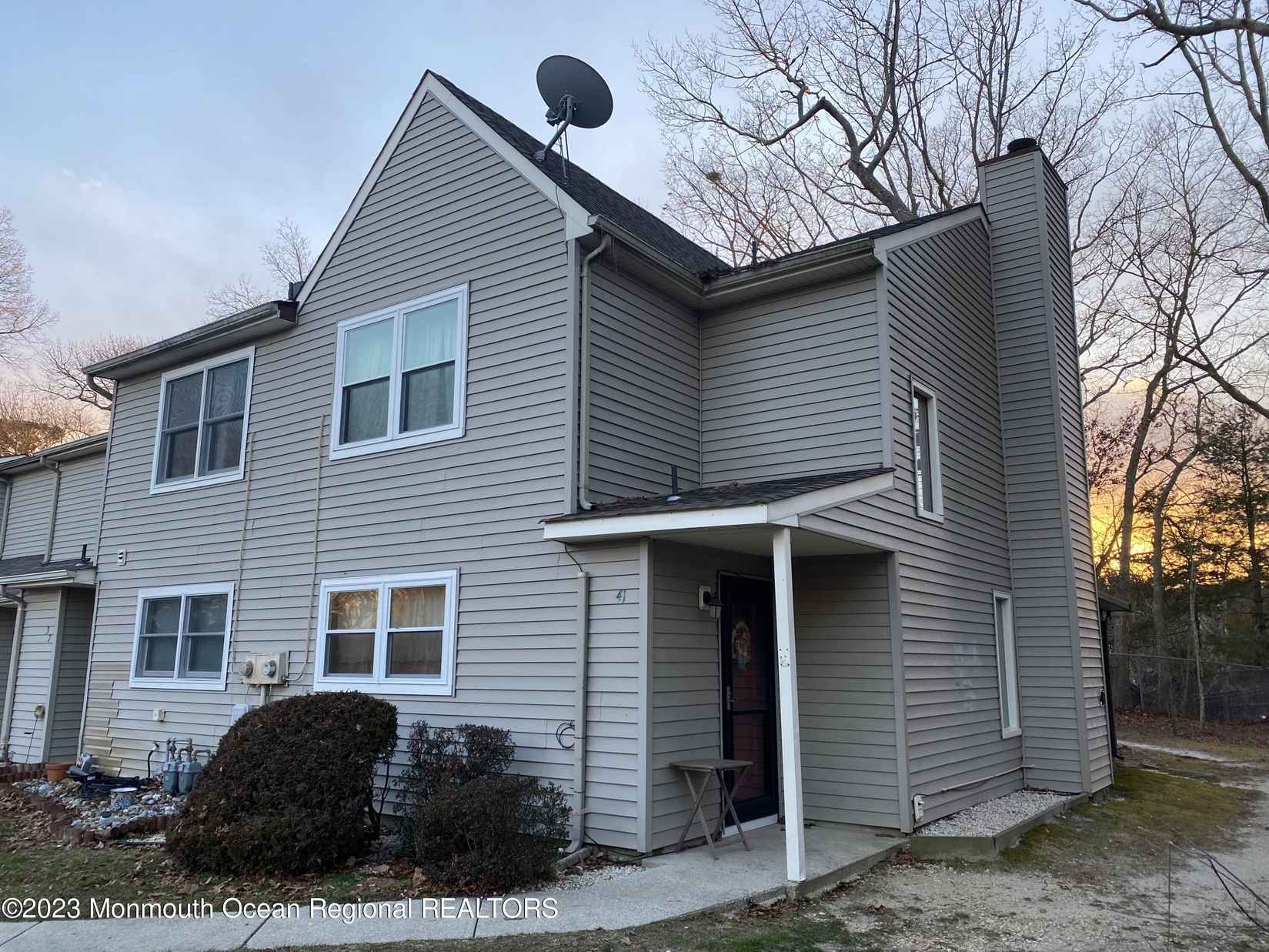 41 Townhouse Ln  