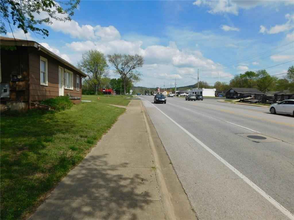 140 148 W Main 20 Bois D Arc ST  