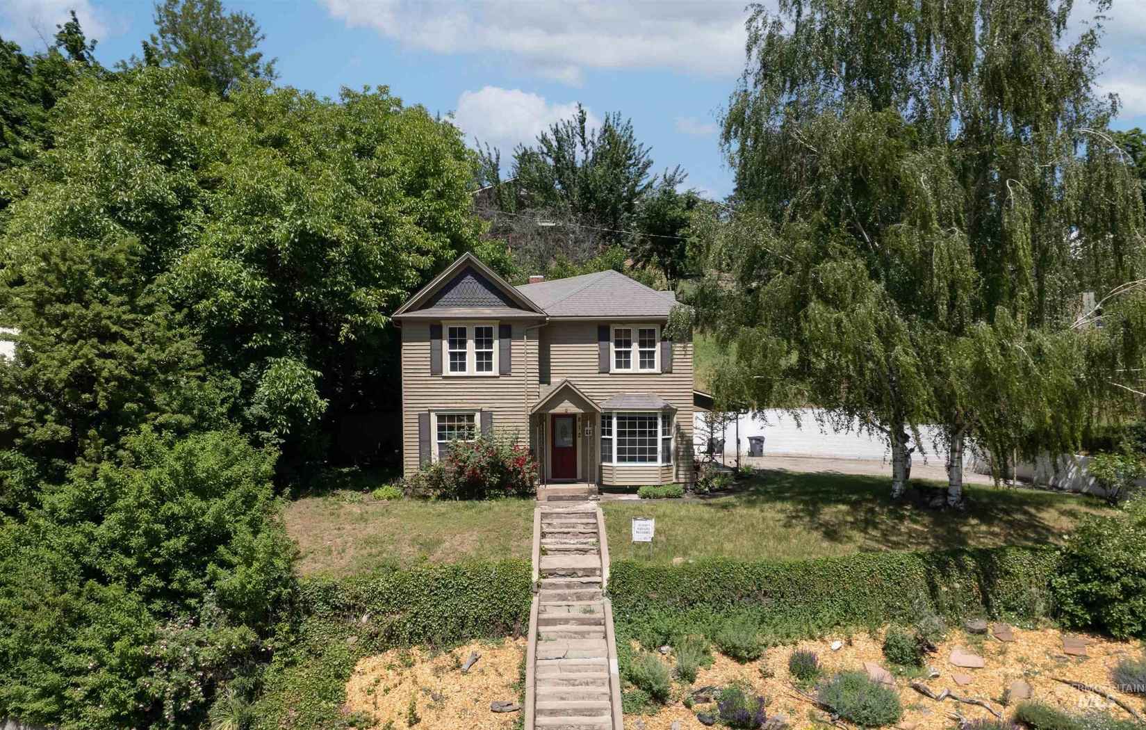 812 E Main St  