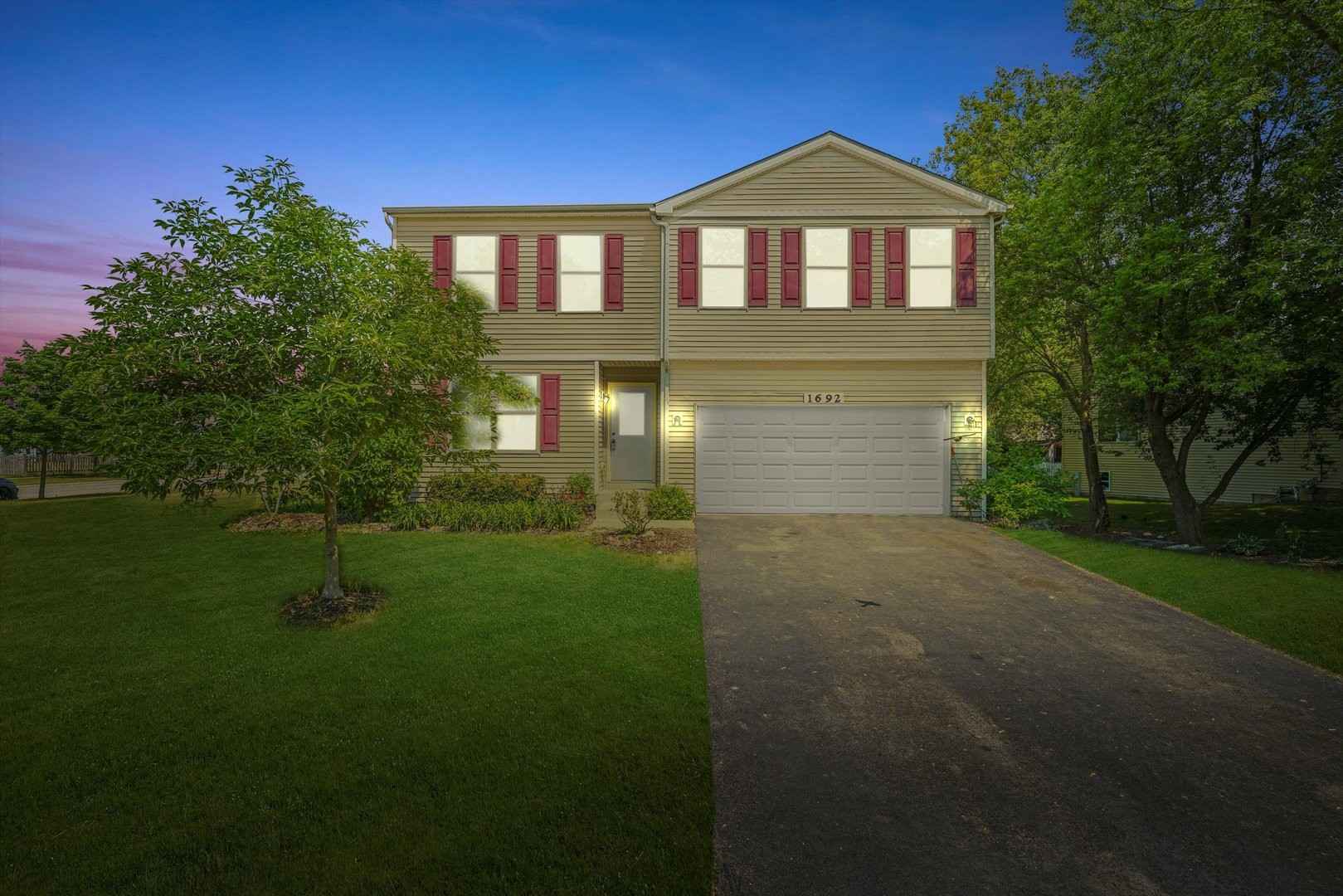 1692 Woodside Ct  