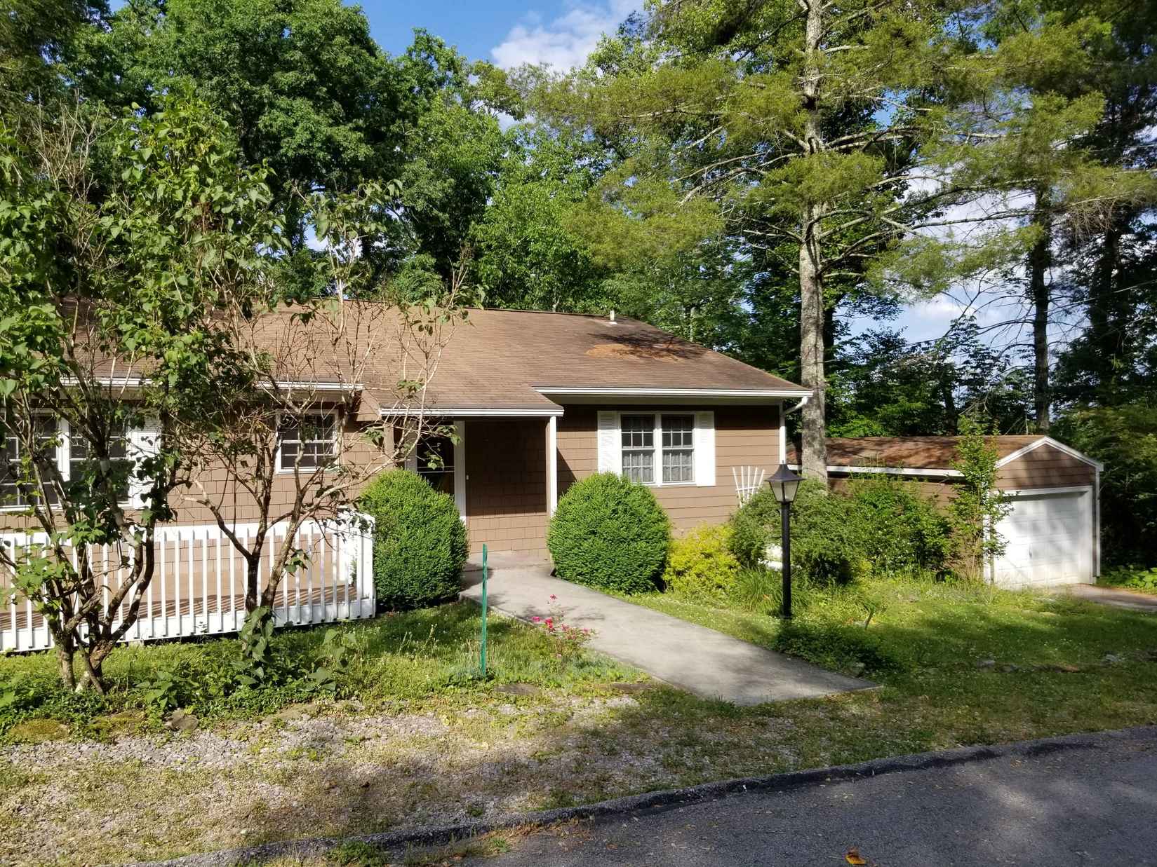 49 Oak Ln  