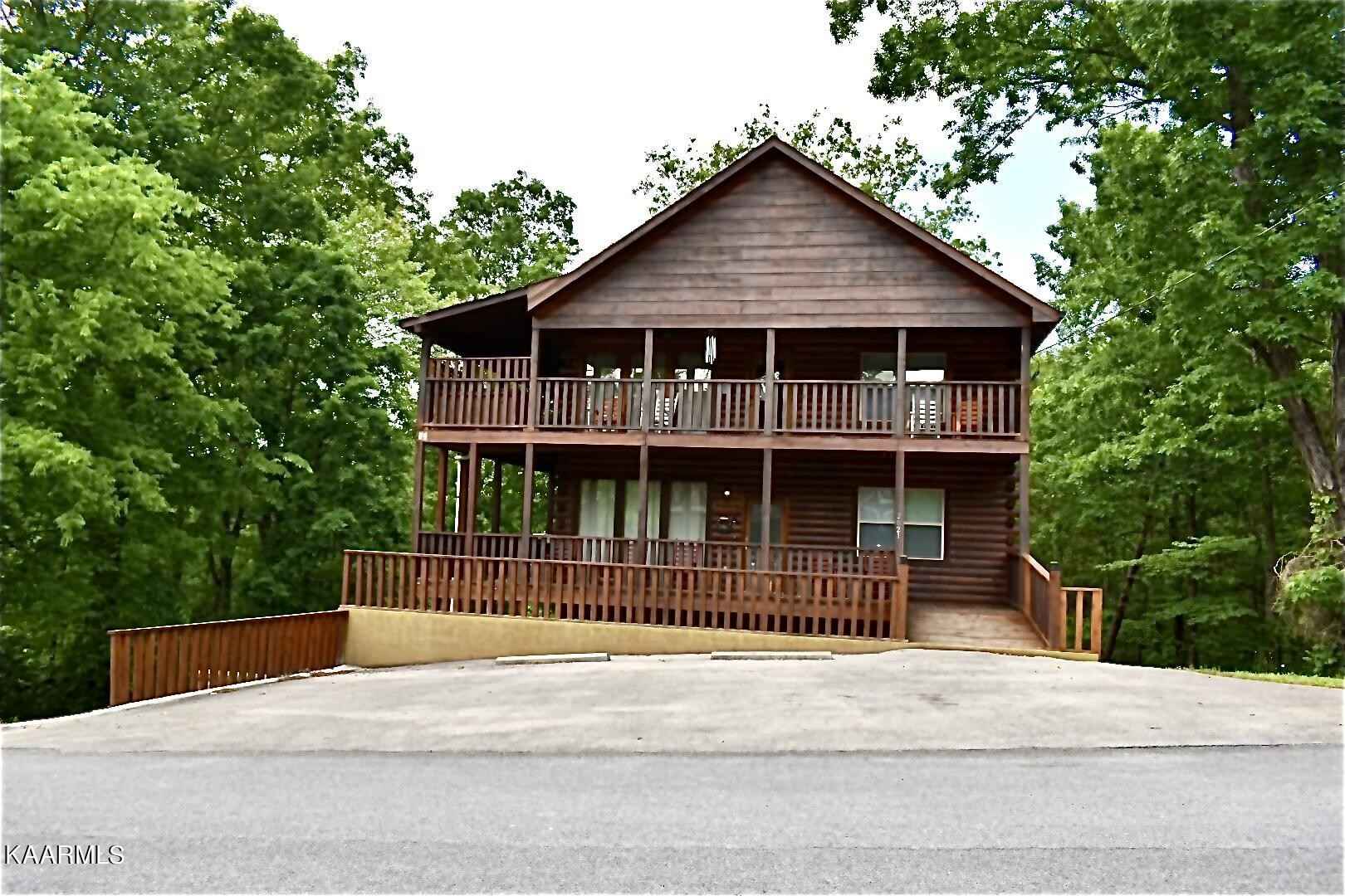 2021 Oakmont Dr  