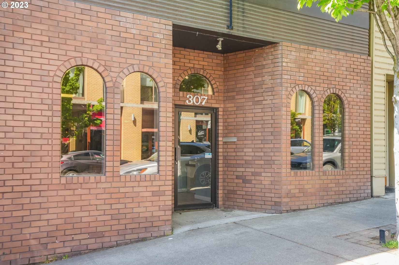307 Oak St  
