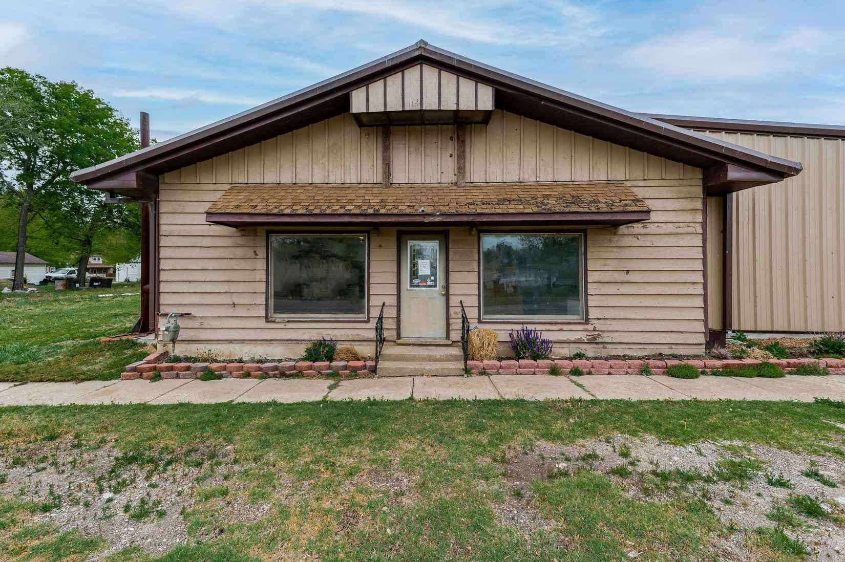 211 W Main St  