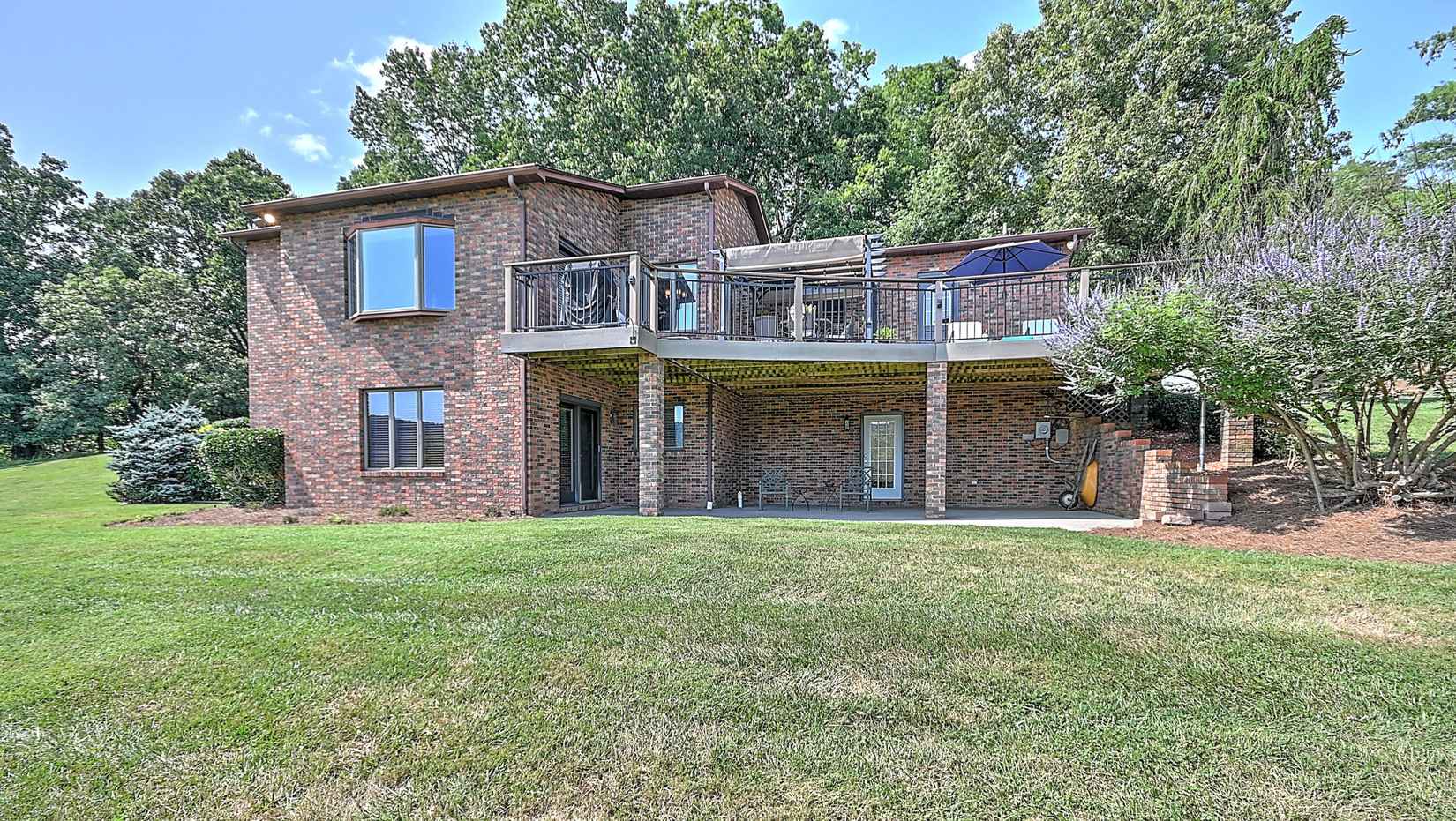 203 Hillcrest Dr  