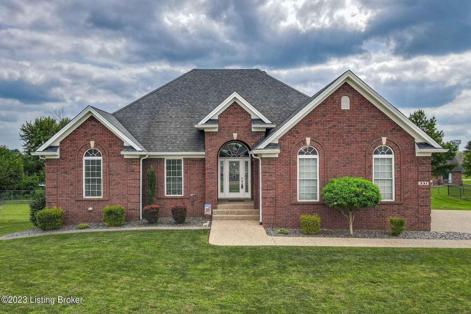 331 W Woodlake Cir  