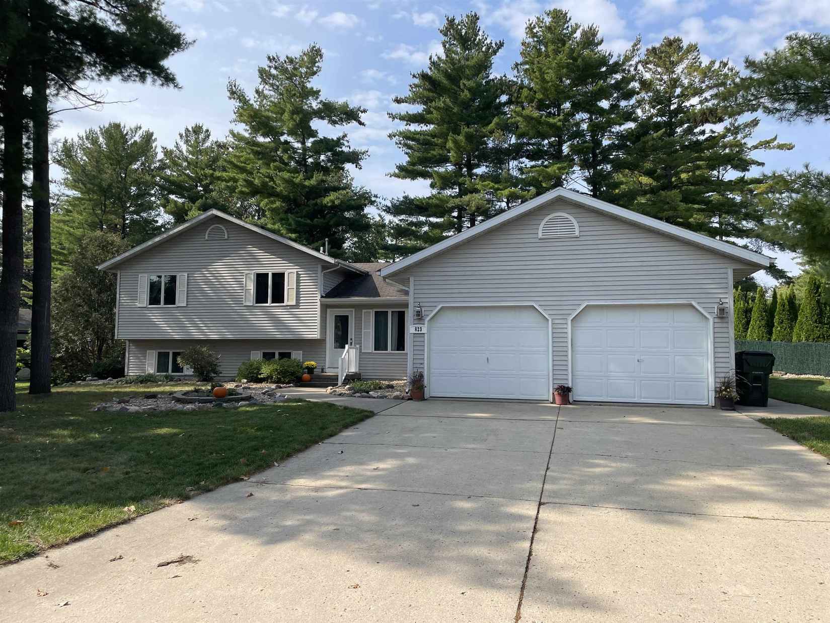 823 E Woodland  