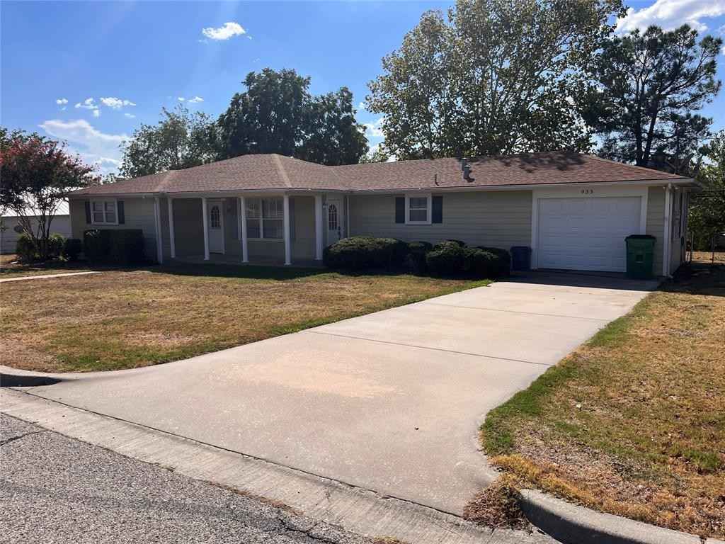 933 N Main St  