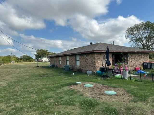 1605 Oak Cir  