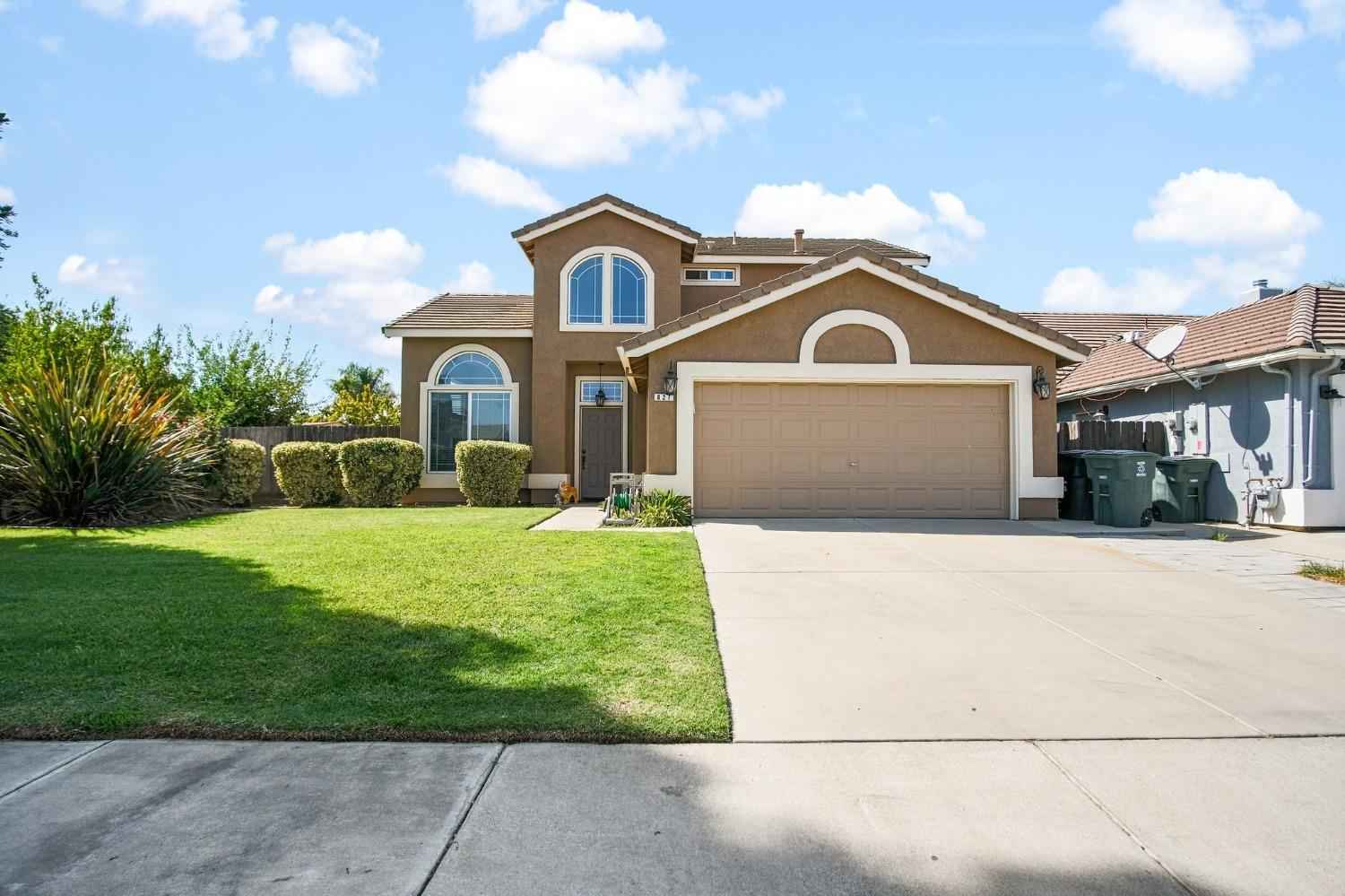 827 CEDAR Ln  