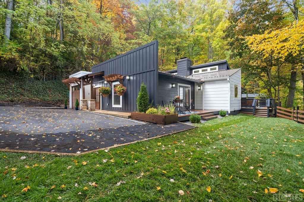 261 Mirrormont  