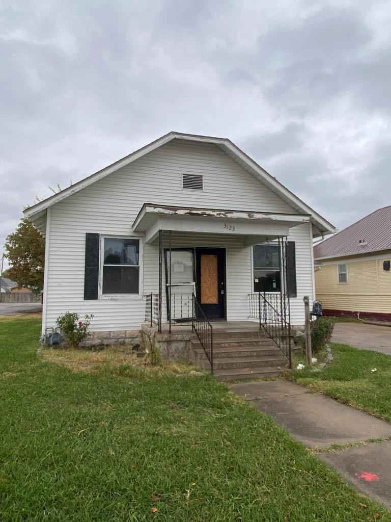 3123 Main St  