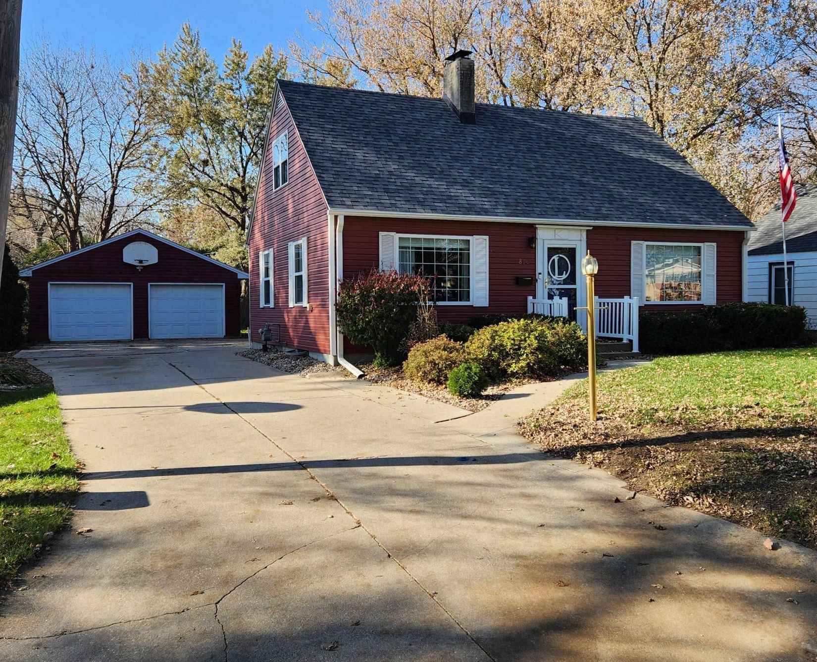 806 Colonial Cr  