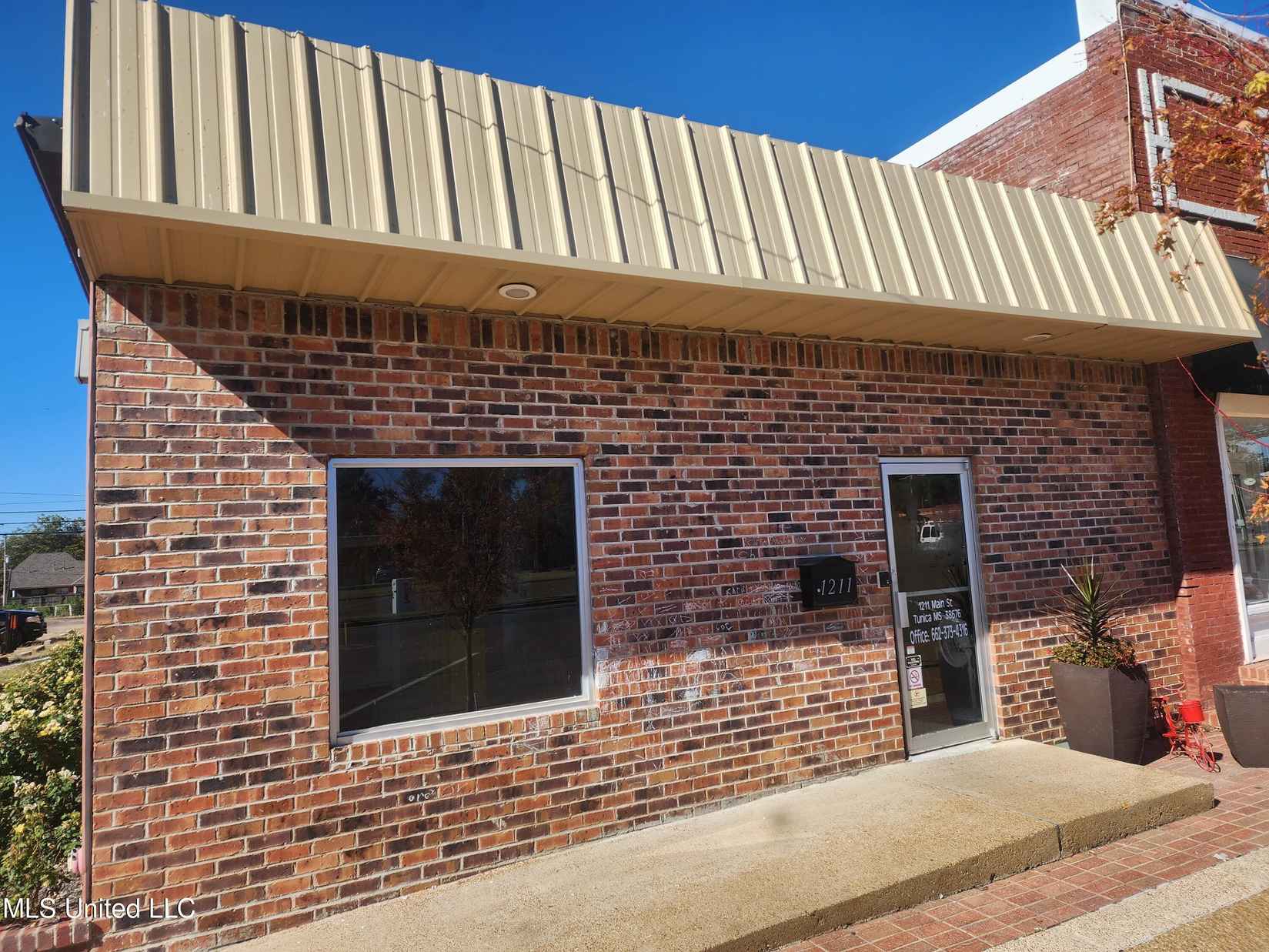 1211 Main St  