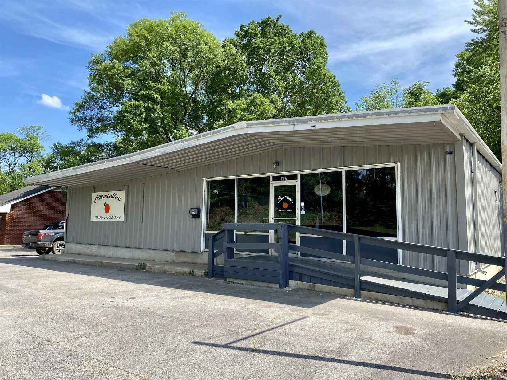 905 W Main St  