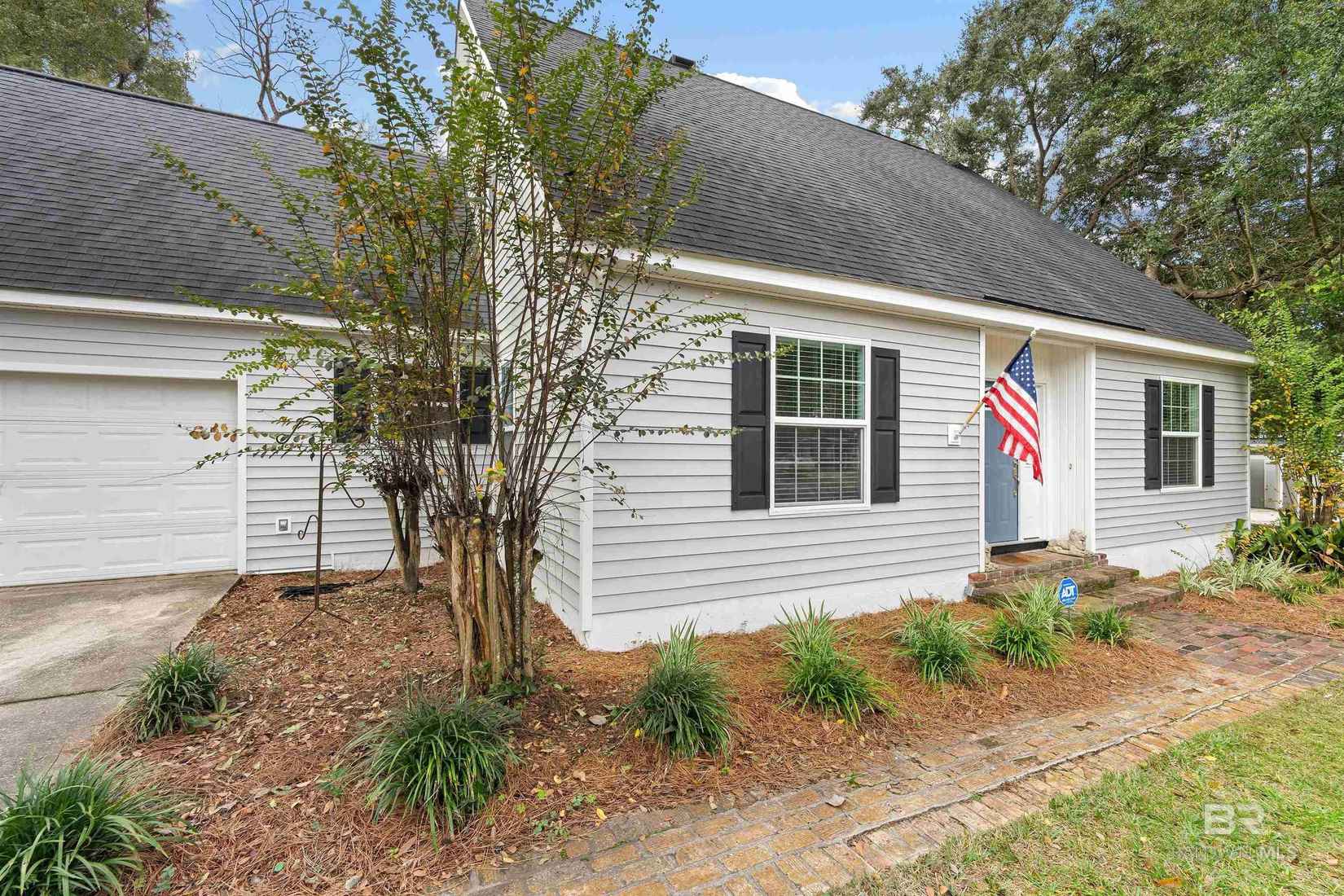 106 N Sandlewood Cir  