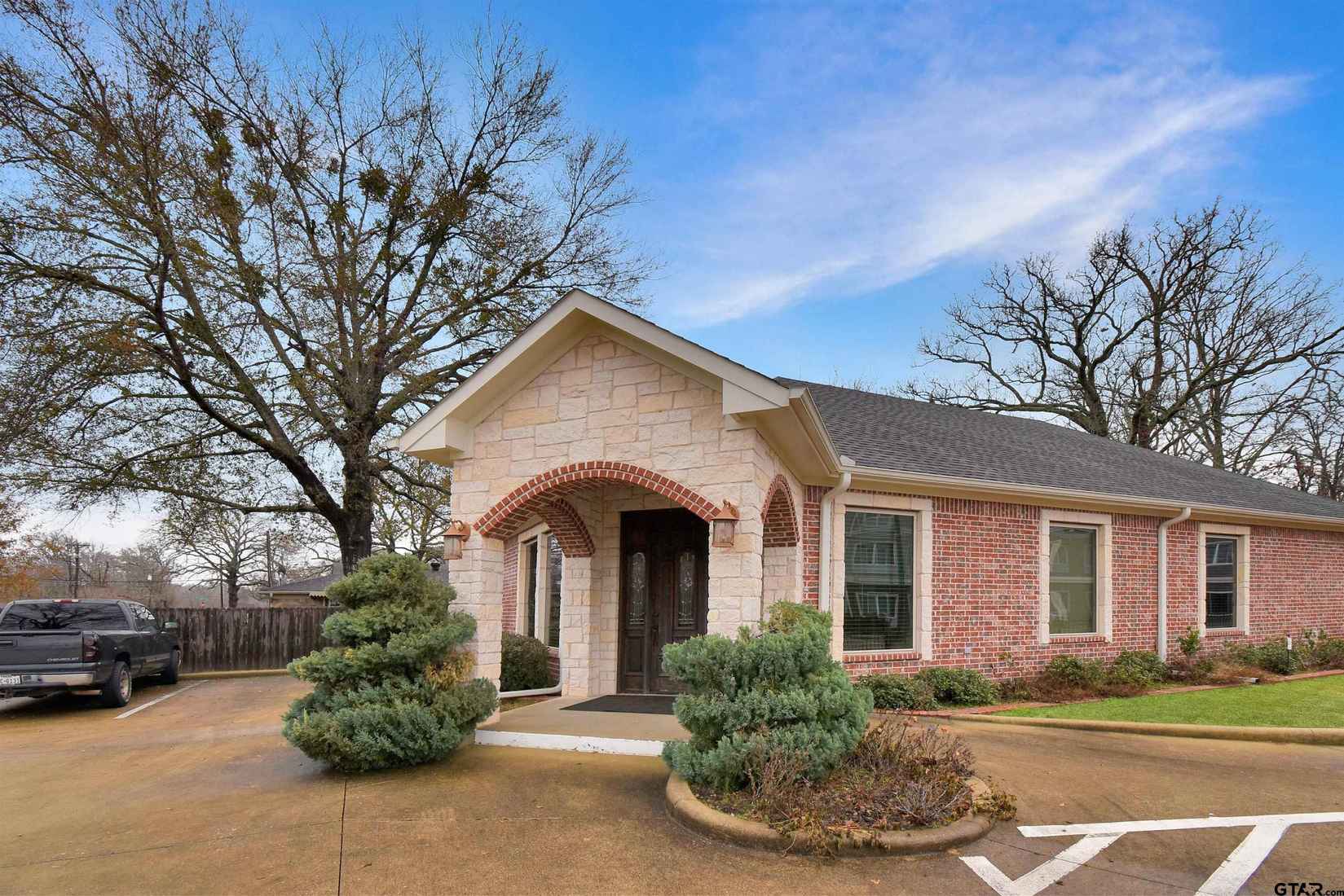 211 Robert E Lee Dr  