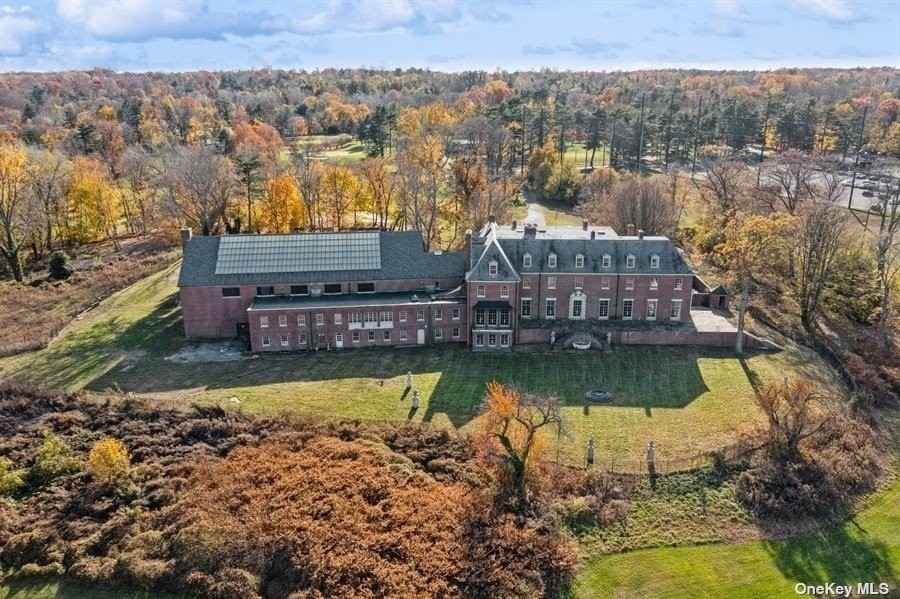 1 Lattingtown Rd  