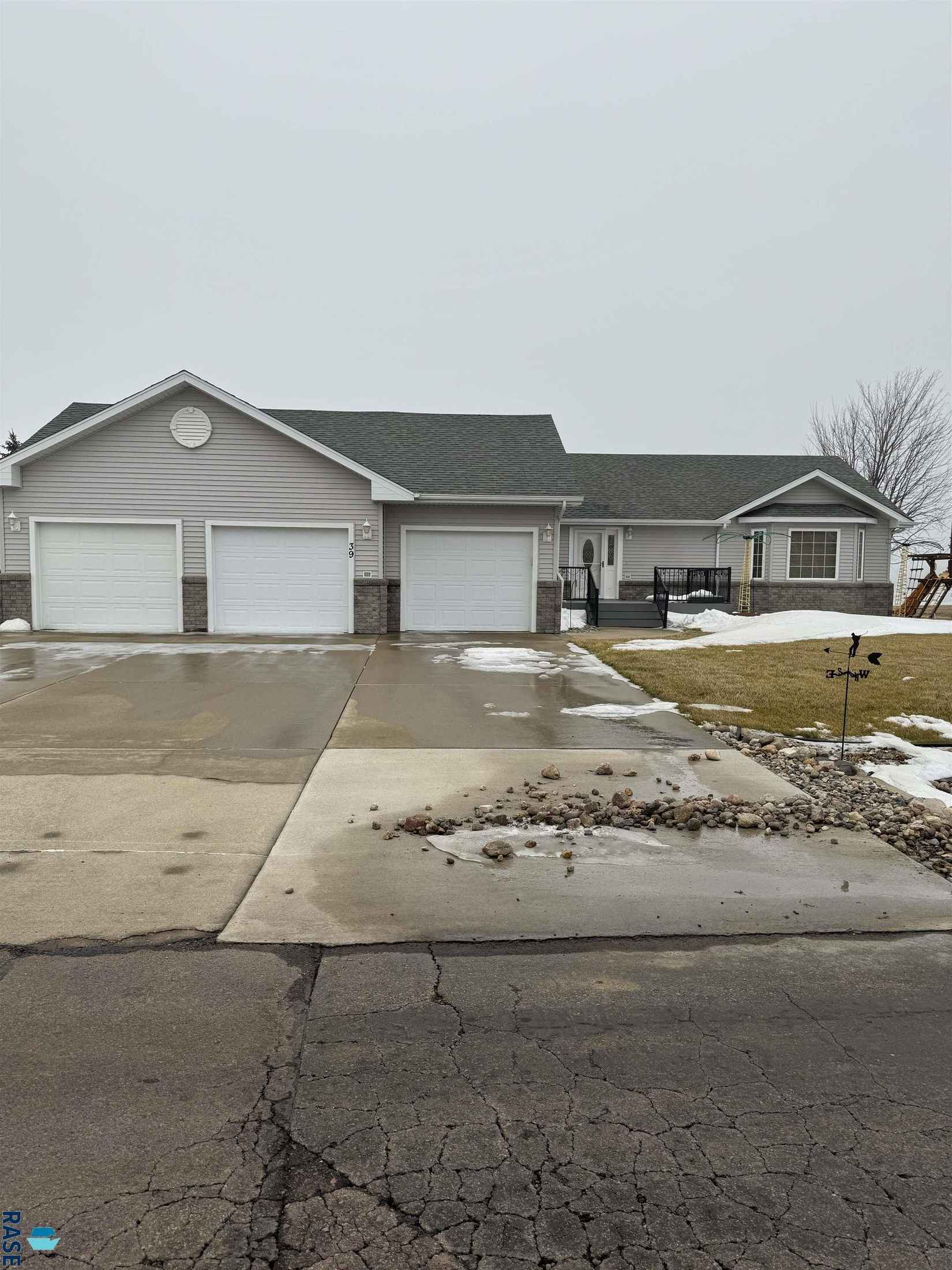 39 Golf Dr  