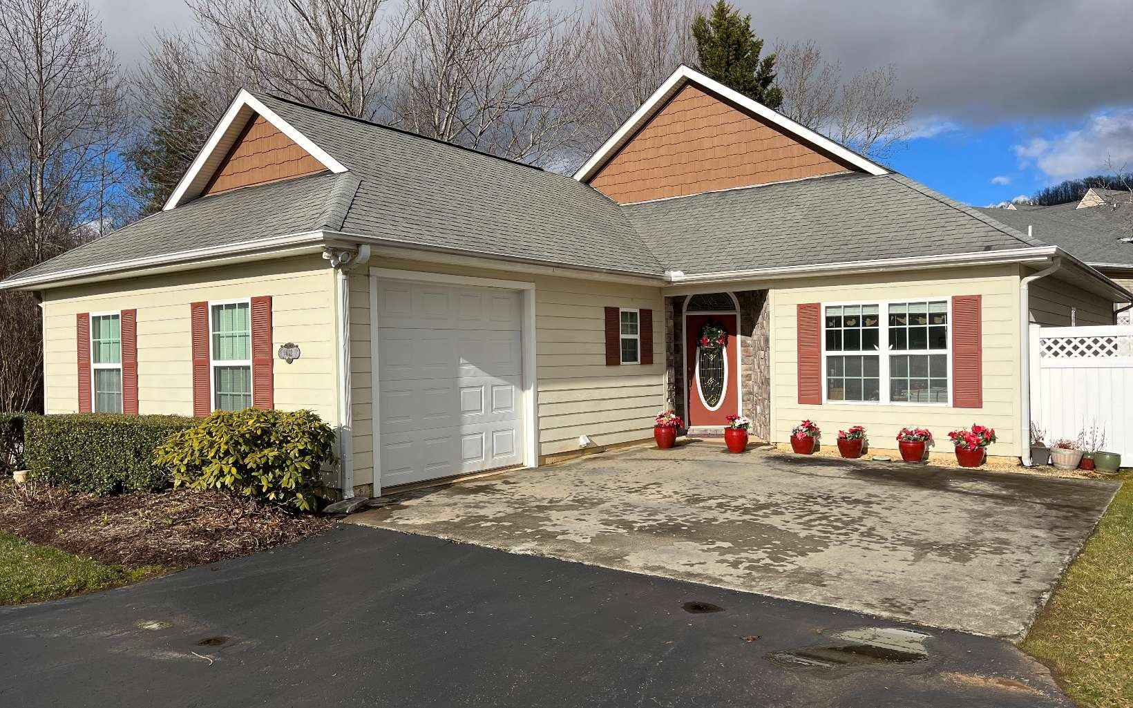412 LONGVIEW CIR  