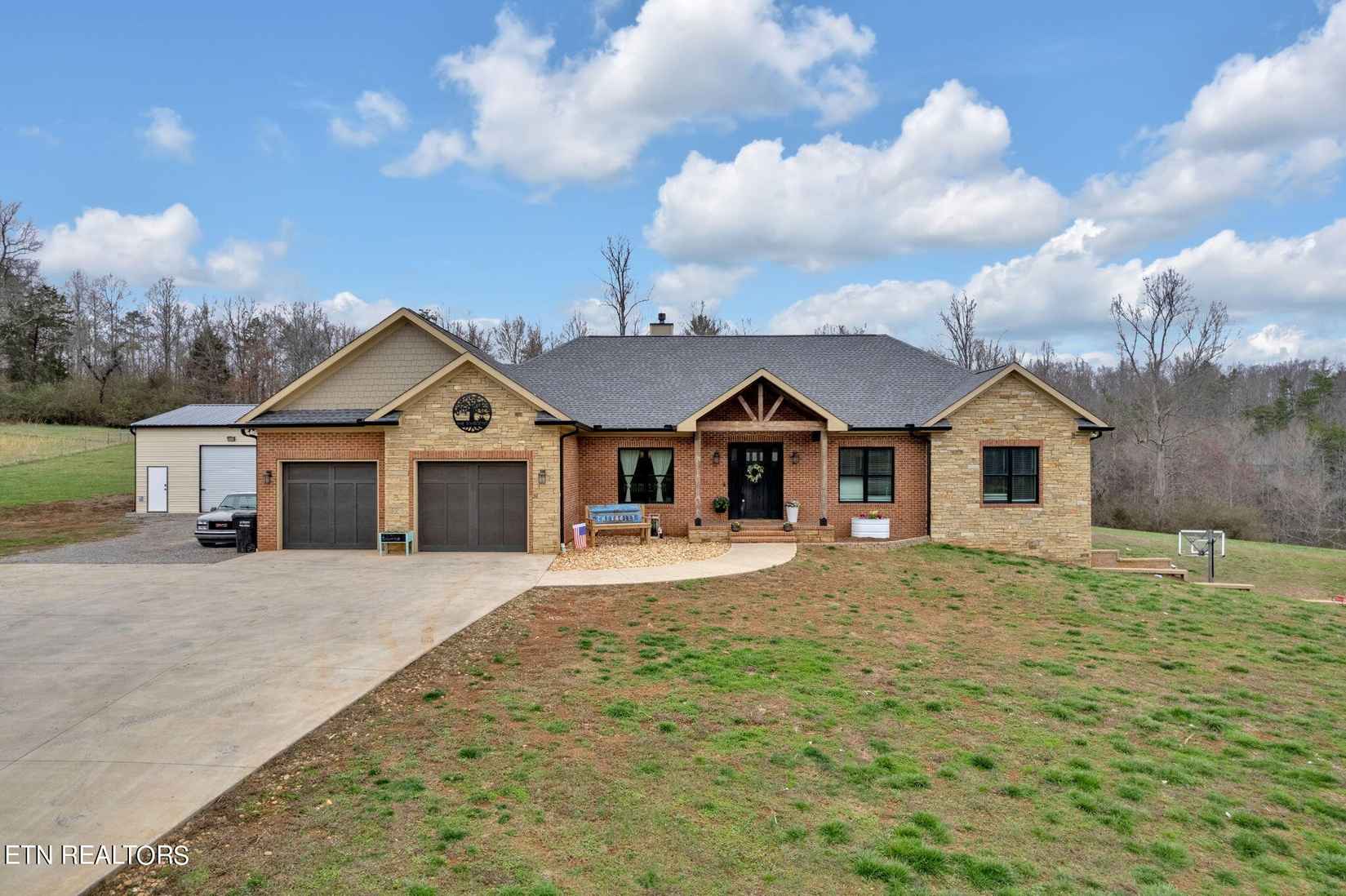 607 Country Ln  