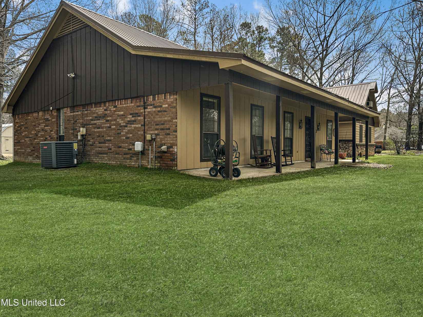 512 N SPRINGLAKE CIR  