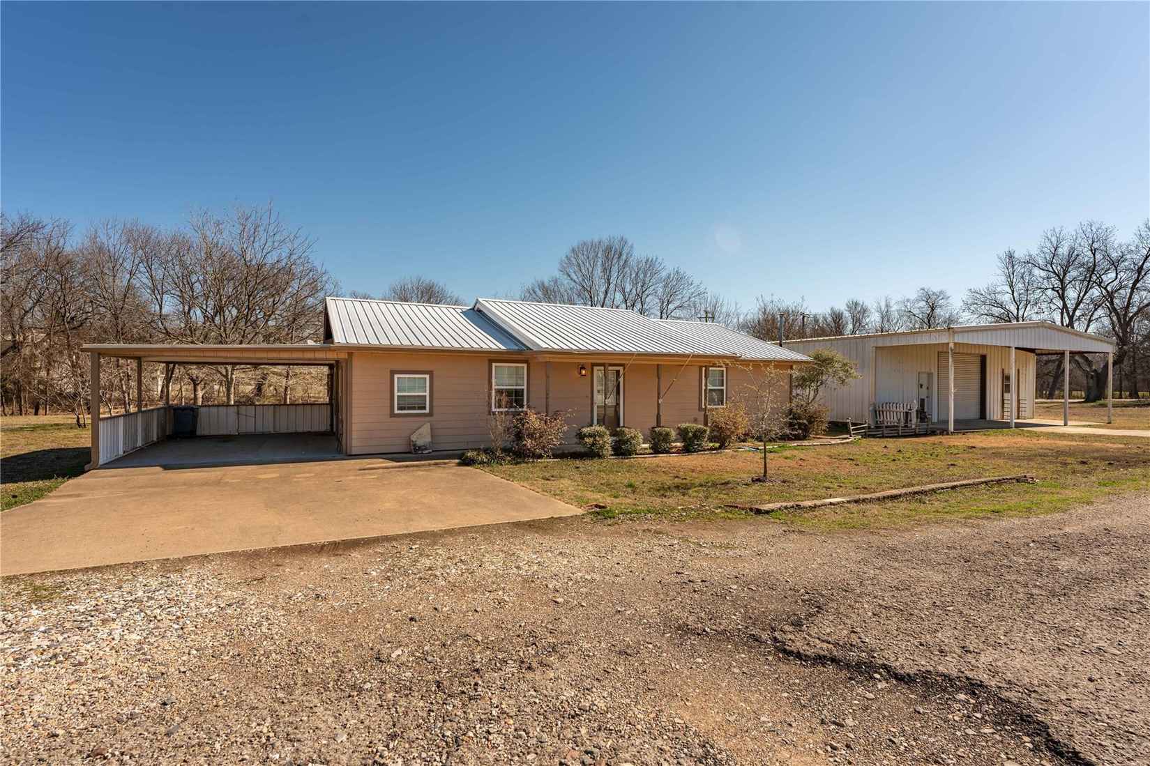 404 N Pecan  
