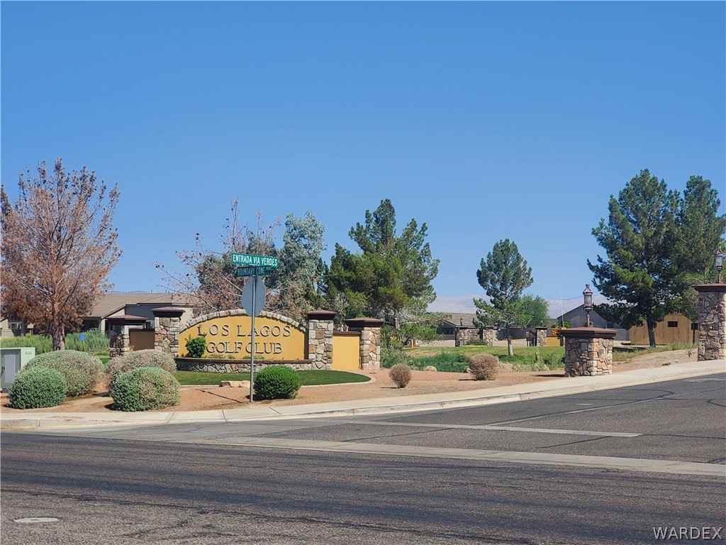 2081 E Calle La Reina  