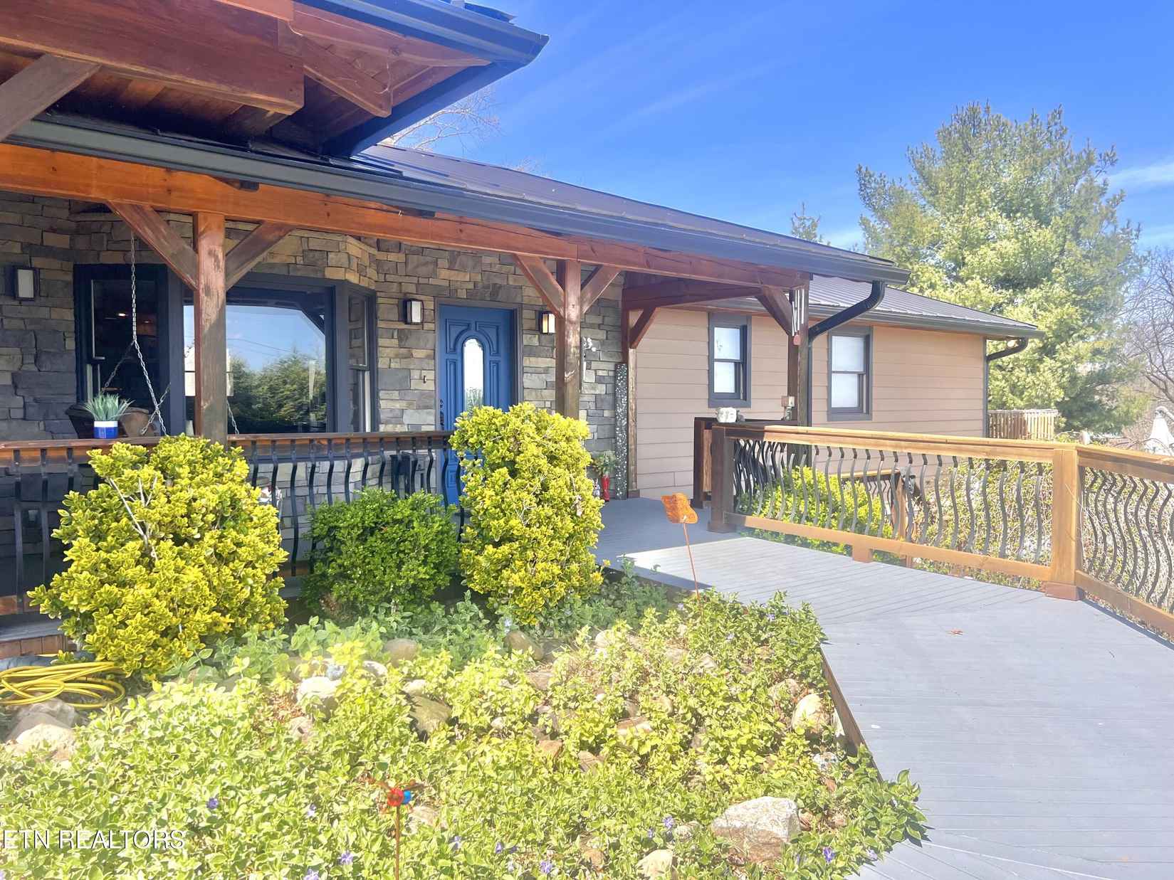 1033 HILLVIEW DR  