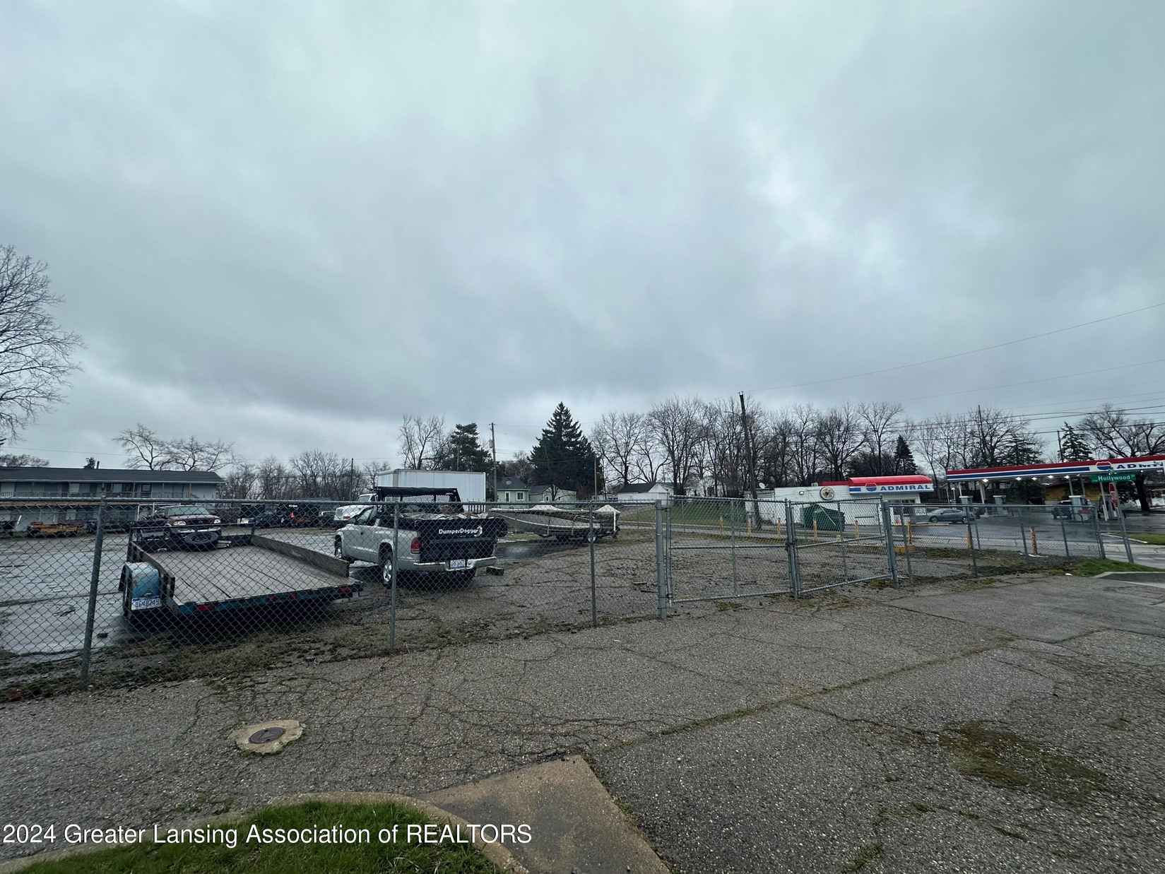 2706 N Grand Riv Ave  