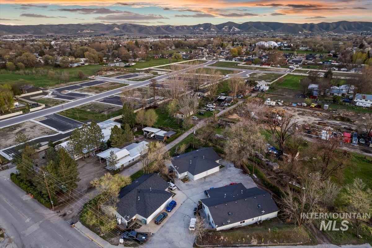 915/917 925/92 W Main St  