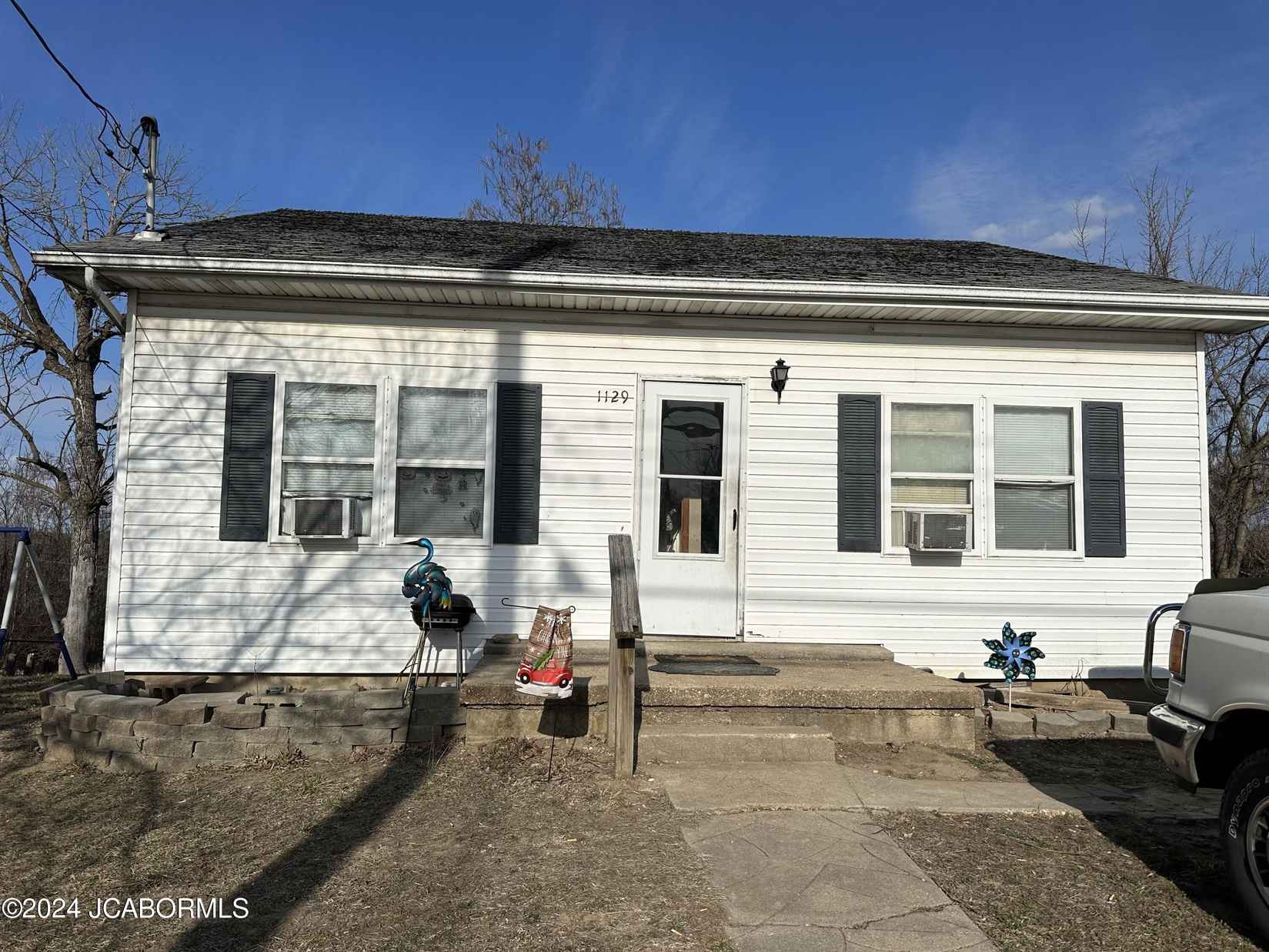 1129 E Main St  