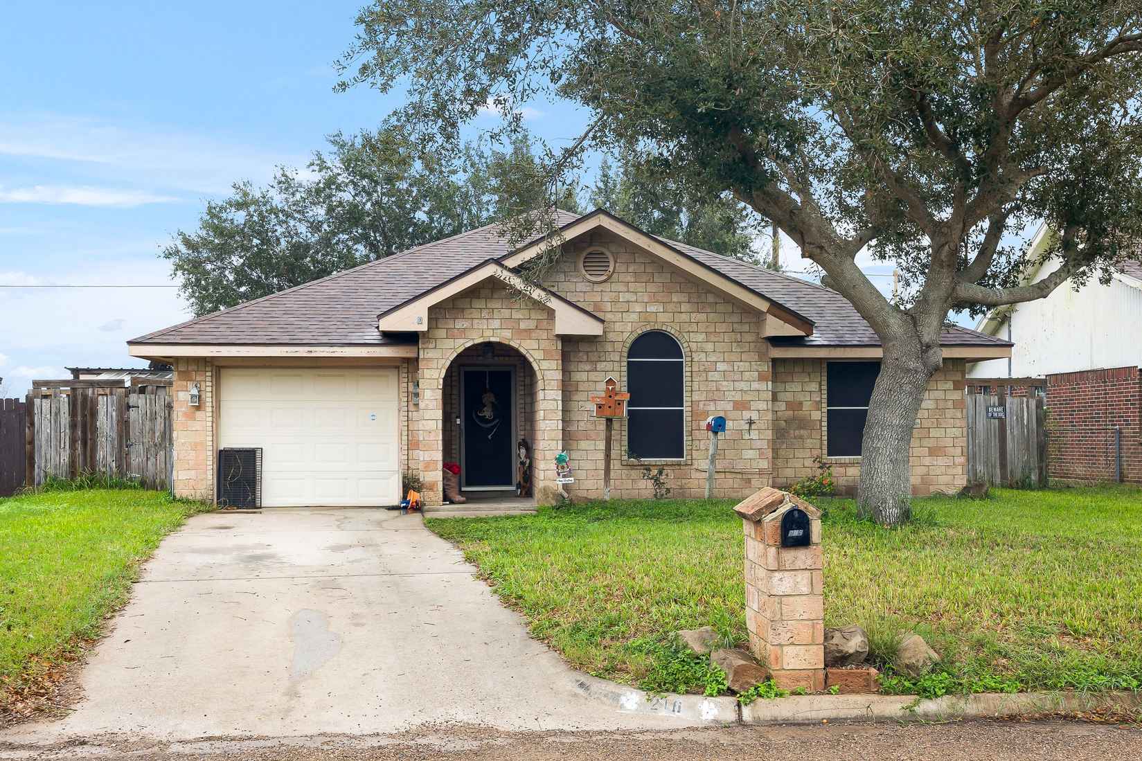 216 GARDENIA ST  