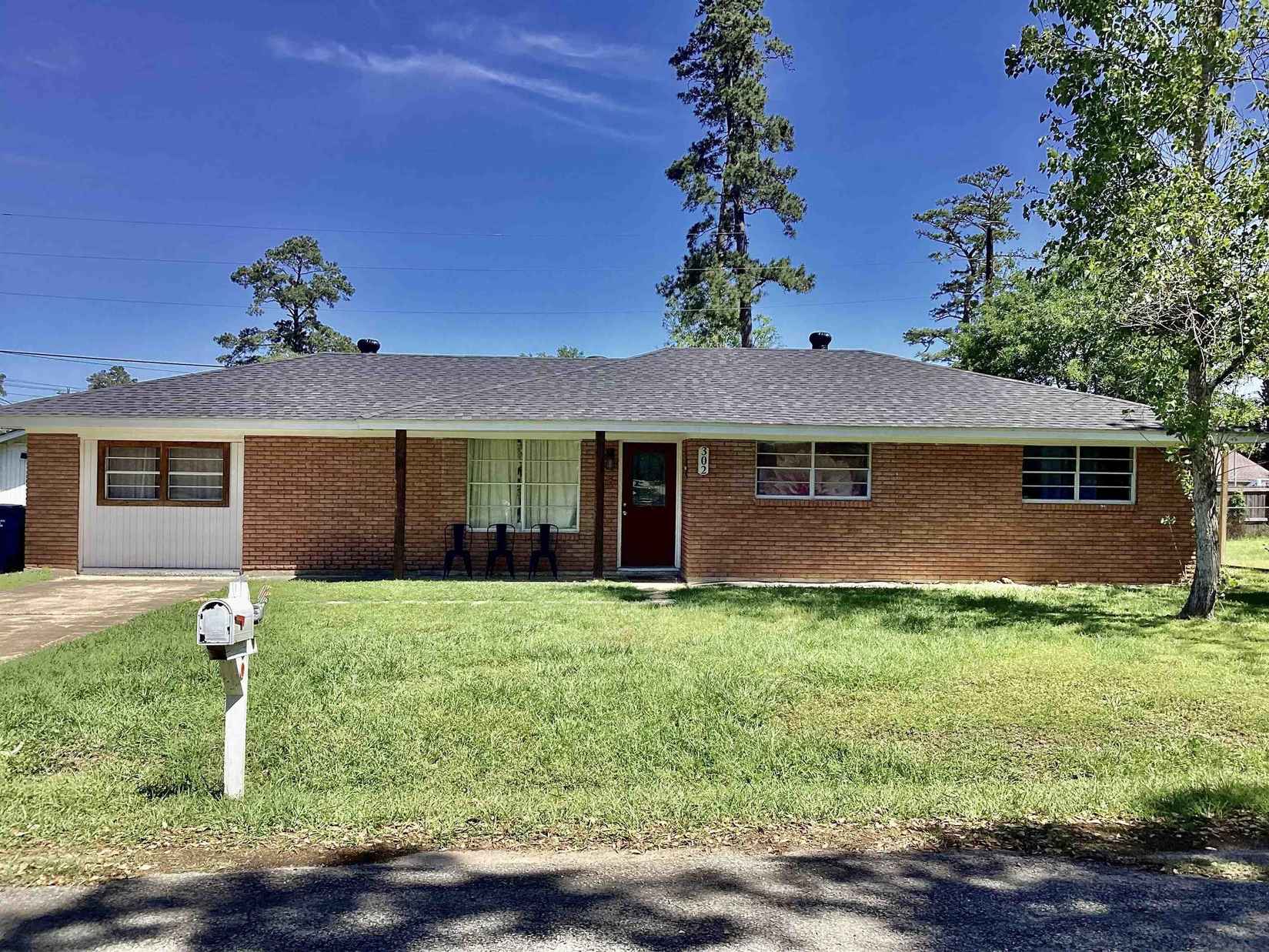302 E Pecan St  