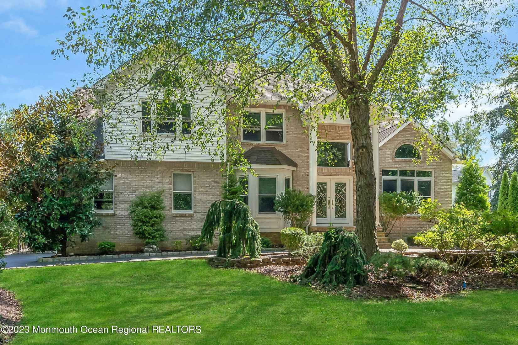 2 Roxbury Ln  