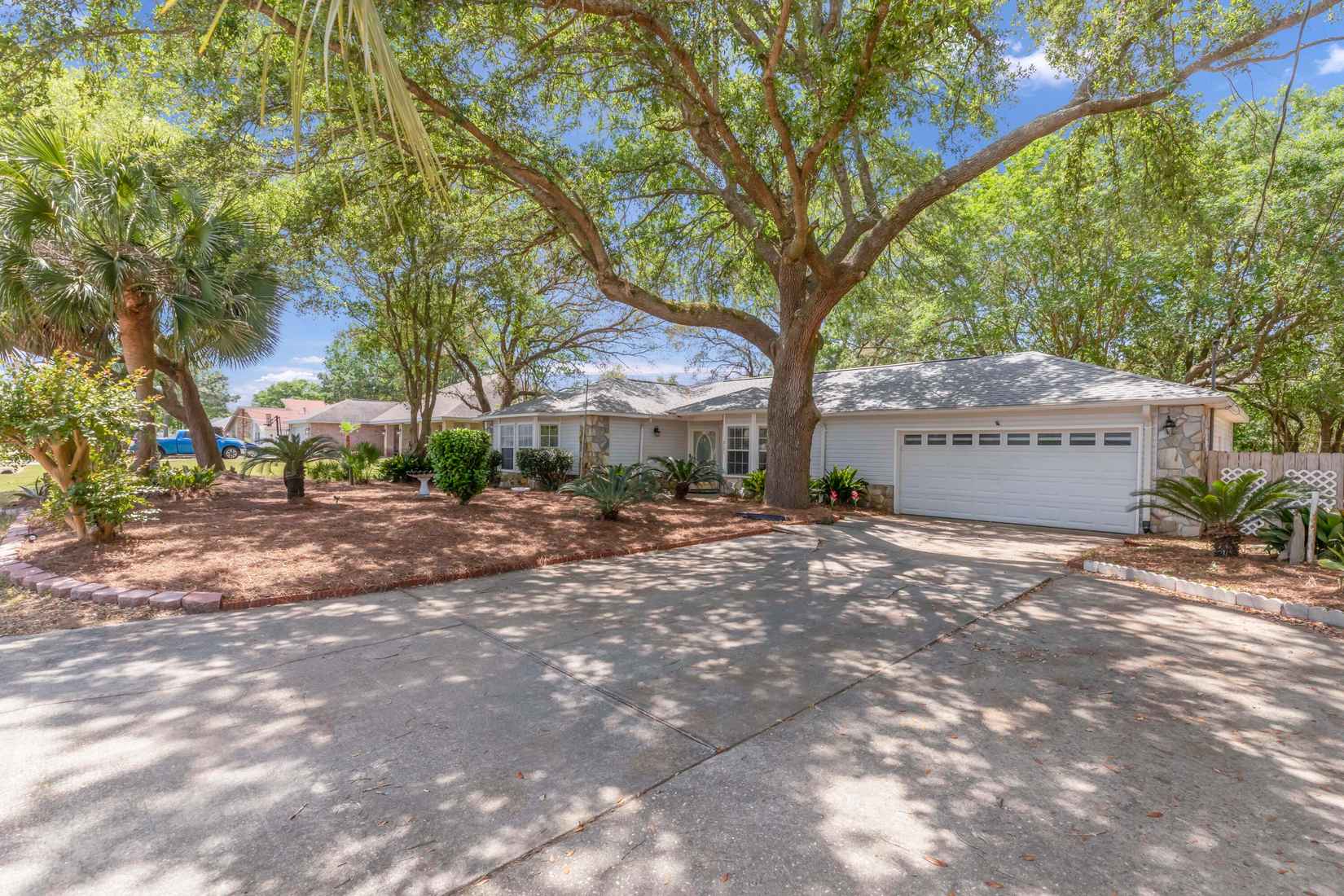 2103 Hawthorne Dr  