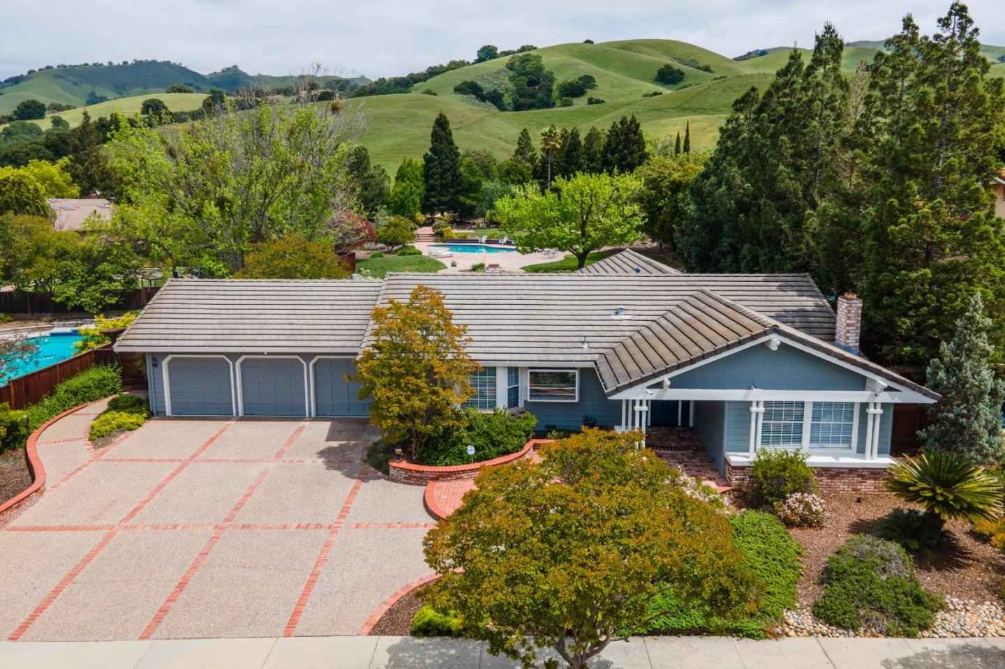 3463 Meadowlands LN  
