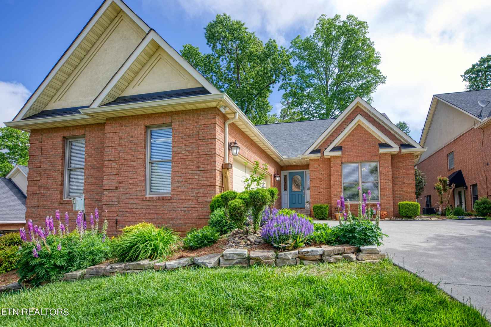 270 Valleyview Dr  