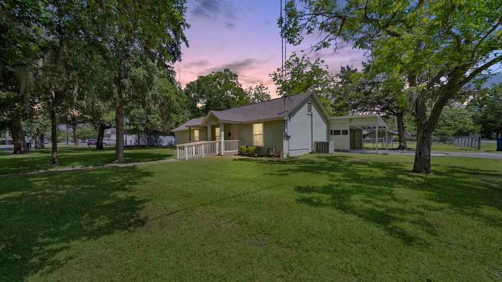 102 N Hackberry  
