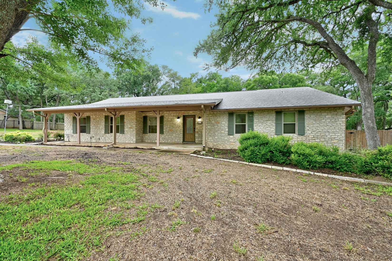 203 Leisurewoods Dr  