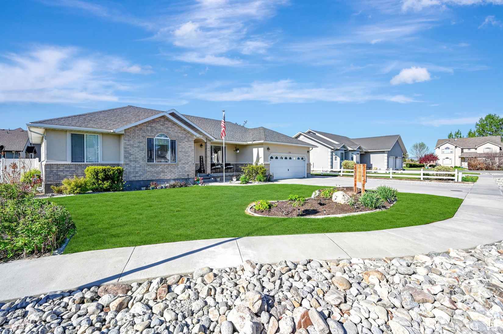 562 E ASPEN CIR  