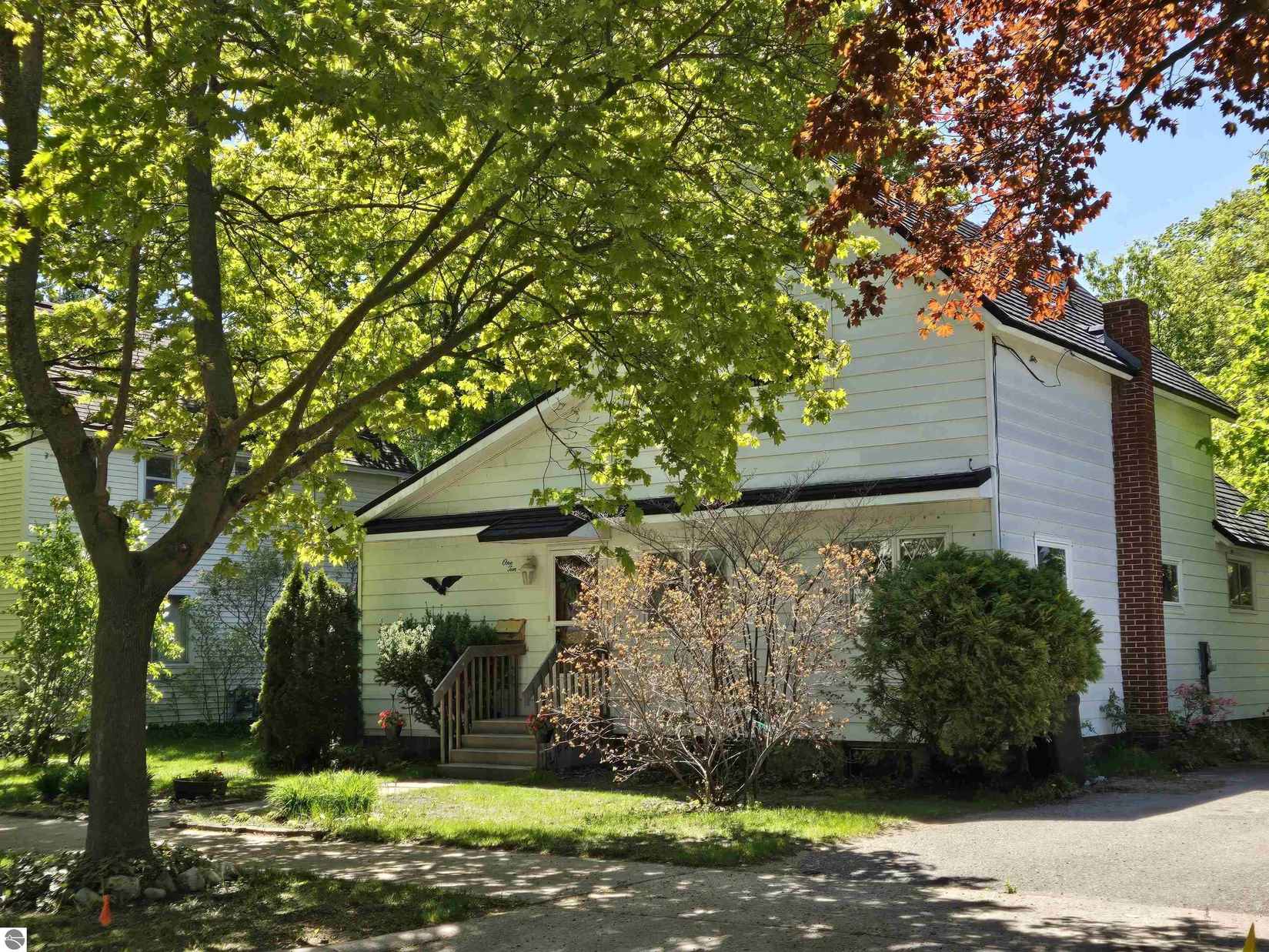110 E Upright St  